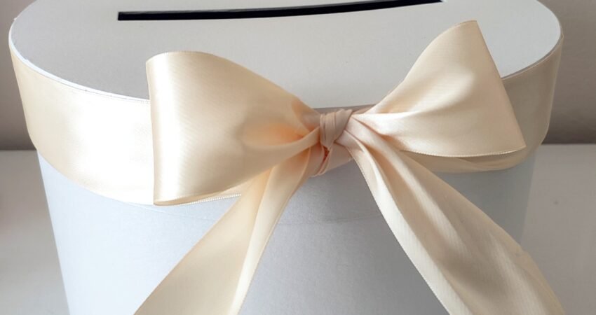 Kutija za novac mašnom boje šampanjca