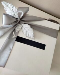 Kutija za koverte sa srebrnom ddekoracijom