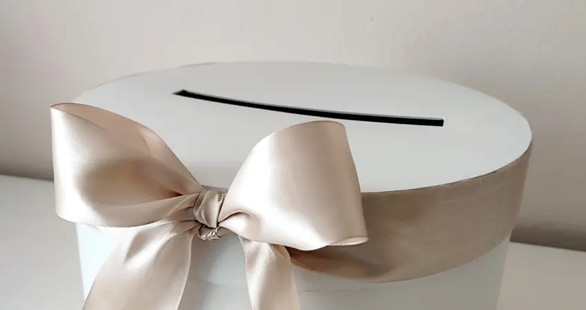 Kutija za koverte za bež mašnom