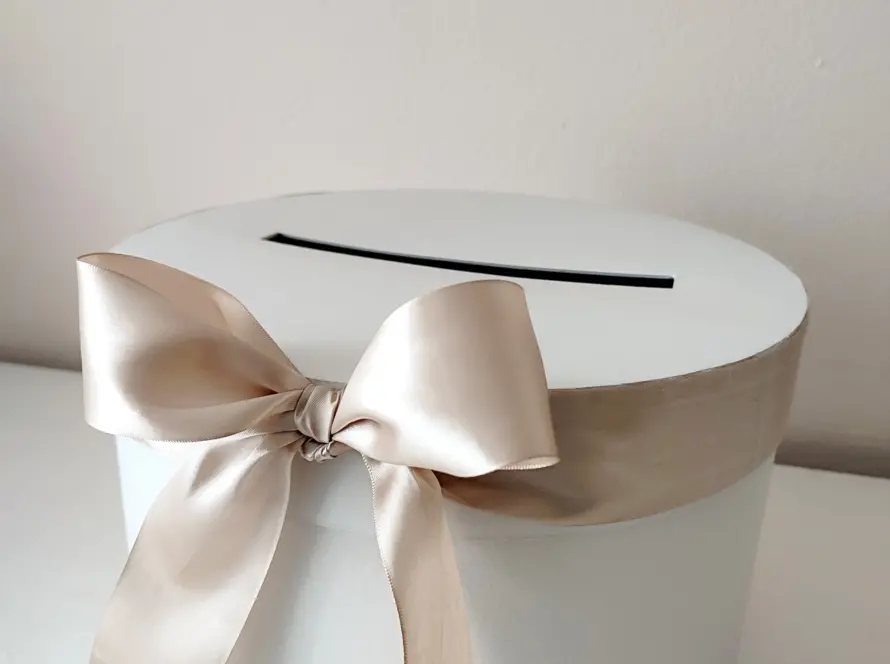 Kutija za koverte za bež mašnom