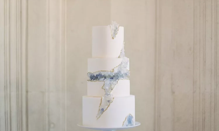 svadvena torta na sprat