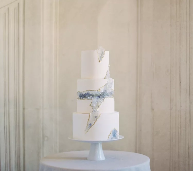 svadvena torta na sprat