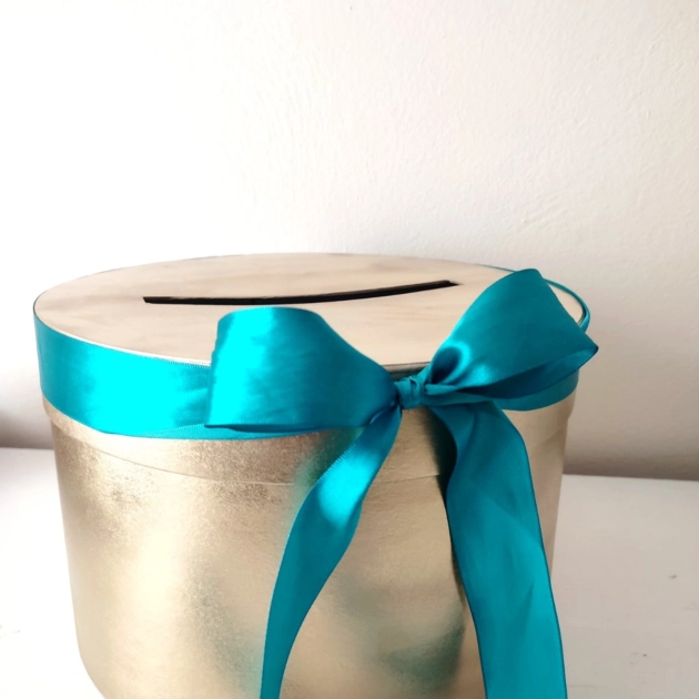 okrugla kutija za koverte zlatna zelena