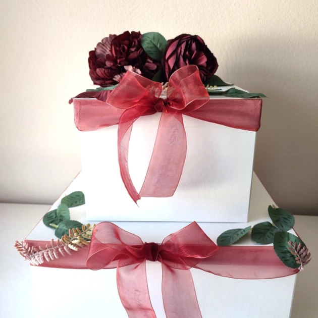 kutija za koverte sa crvenom dekoracijom