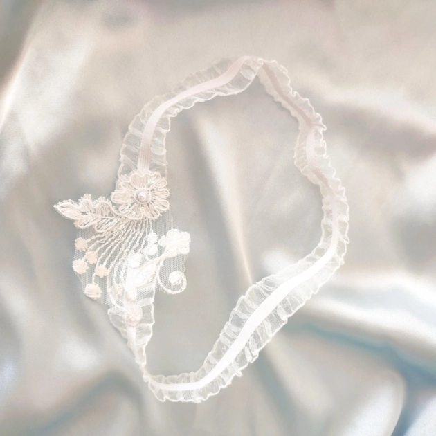 bela podvezica za mladu